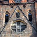 Legnica, kościół Najświętszej Marii Panny, fragment fasady z figurą MB z Dzieciątkiem -Aw58- 24 marca 2012 r